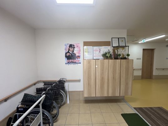 車椅子と掲示物の廊下