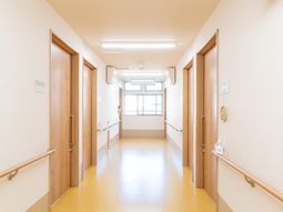 自然光たっぷりの廊下