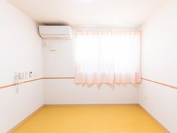 明るい光が差し込む居室