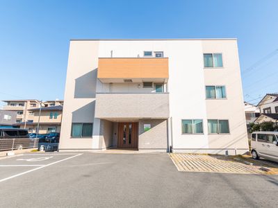 モダンな外観の建物