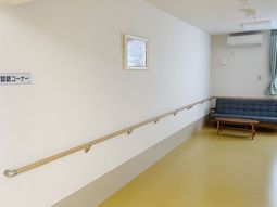 白壁と手すりの廊下