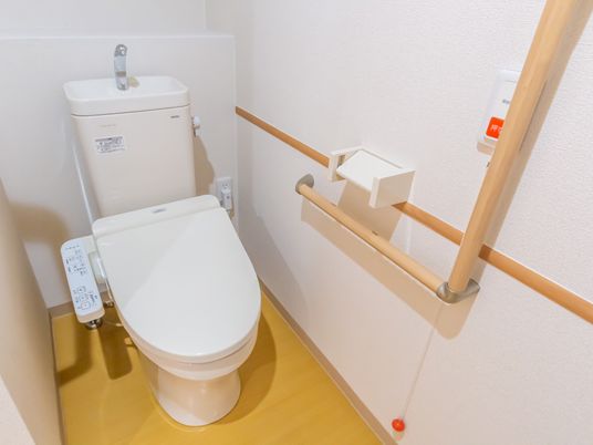 手すり付きの設備のトイレ  