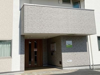 明るい建物のエントランス