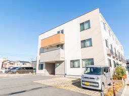 車輌のある建物外観
