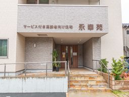 明るいエントランス外観