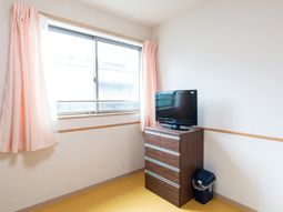 明るい居室の一角