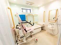 清潔なバリアフリー浴室