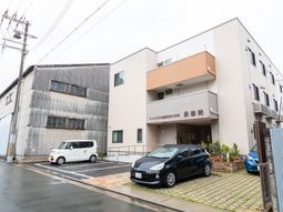 白と茶の外壁の建物