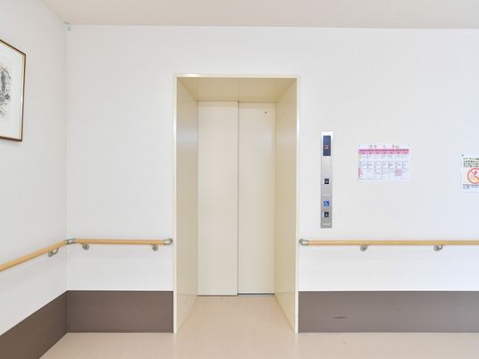 清潔感のある廊下のエレベーター