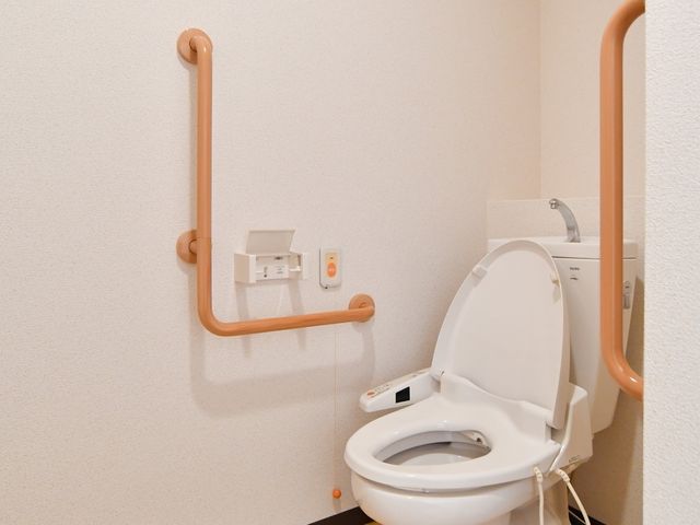 手すり付きトイレ トイレ 安全を考えた手すりがついた清潔なトイレです。利用者の自立支援に配慮した設計となっております。