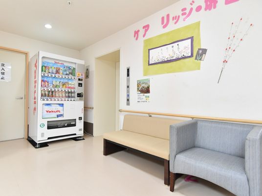 休憩スペースと自動販売機