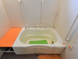手すり付き浴槽