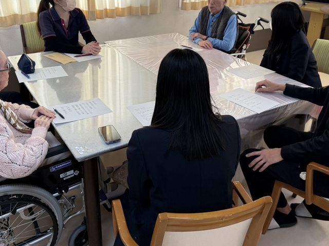 会議室の風景 多目的室 落ち着いた雰囲気の中で、スタッフと入居者が真剣に話し合いをしています。