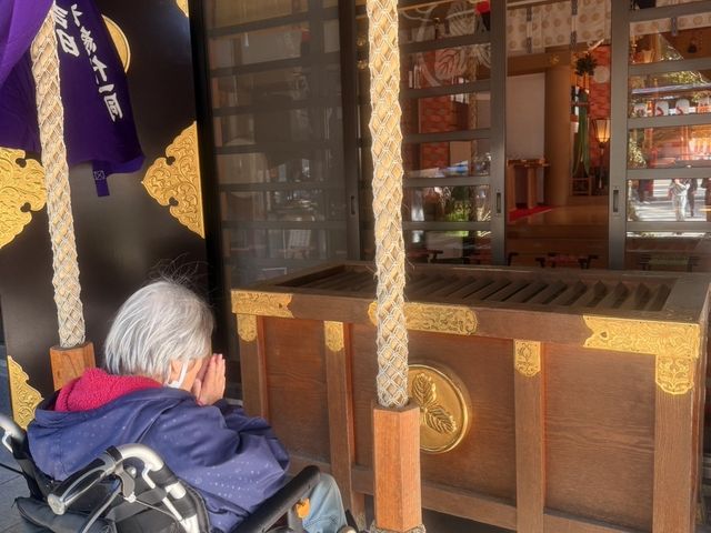 車椅子の利用者 エントランス 車椅子の方も安心して利用できる設計です。施設内での祈りの場面が見受けられます。