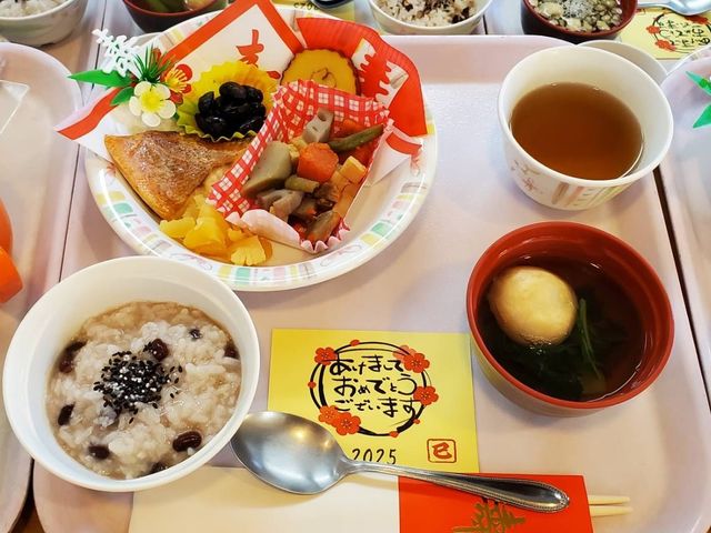 色とりどりの食事トレイ 食堂 色とりどりの食事が並ぶ食堂にて、居住者の方々に楽しんでいただけるような食事が提供されています。