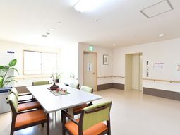 明るい広々ラウンジ空間