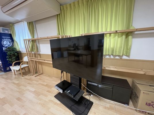 テレビとイスのある部屋