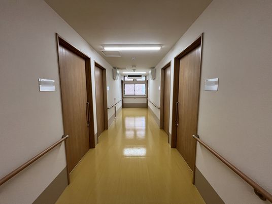 手すり付き廊下