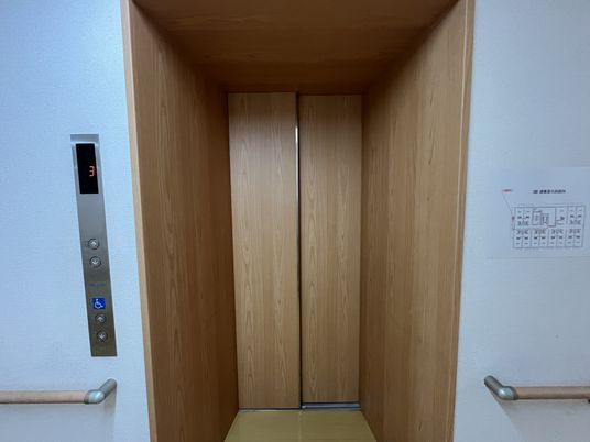 落ち着いた色調のエレベーター