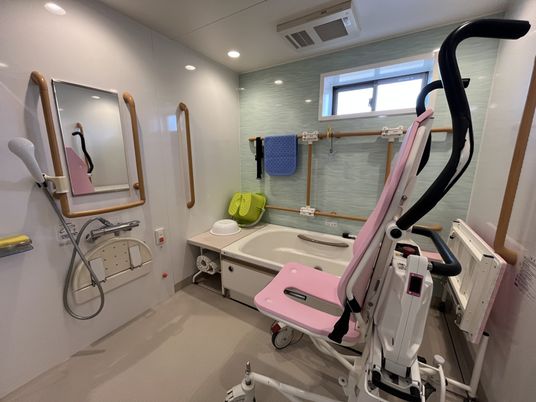 車椅子対応の浴槽、浴室