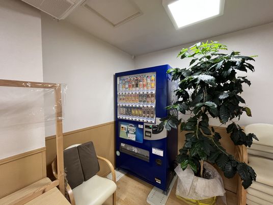 清潔な自動販売機と椅子の一角