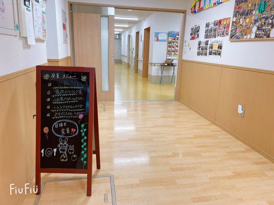 廊下に掲示物と黒板