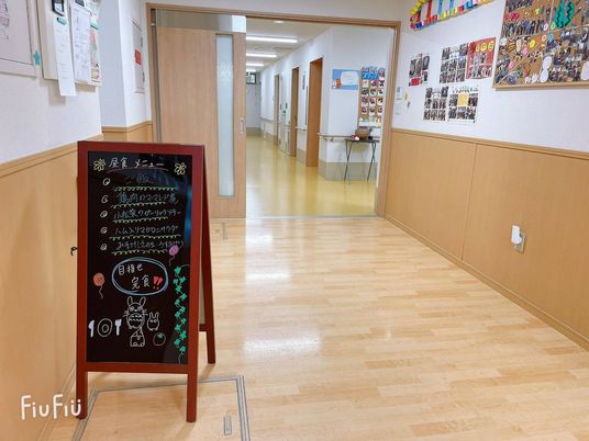 廊下に掲示物と黒板