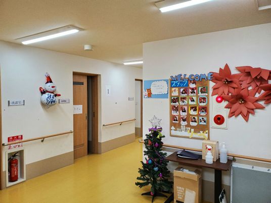 廊下の装飾と掲示物