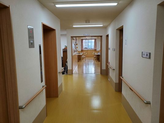 清潔な廊下と多目的室