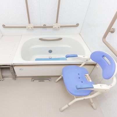 安全設備のある浴室  
