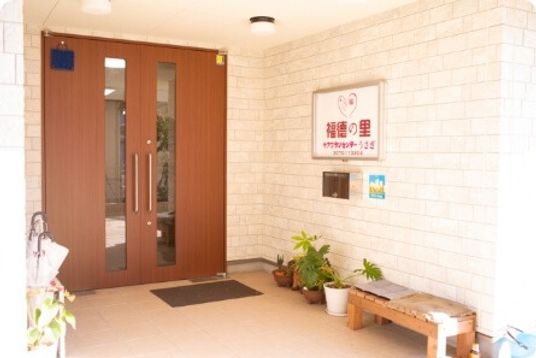 木目調の扉のエントランス
