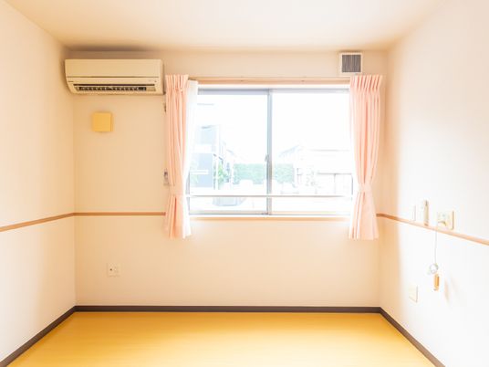 明るい居室の窓とエアコン