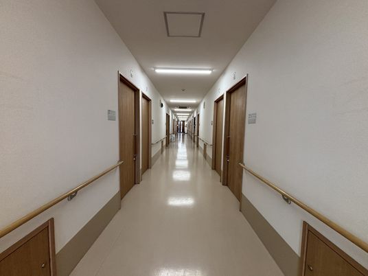 長い白い廊下