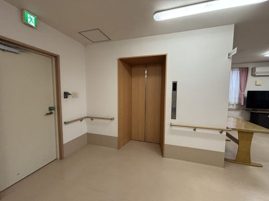 静かな廊下のエレベーター