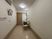 明るい洗面台の廊下