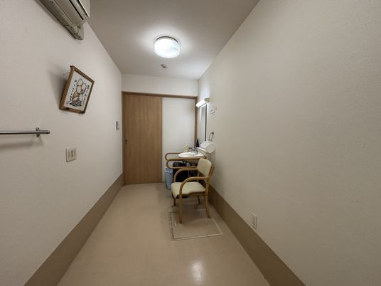 明るい洗面台の廊下