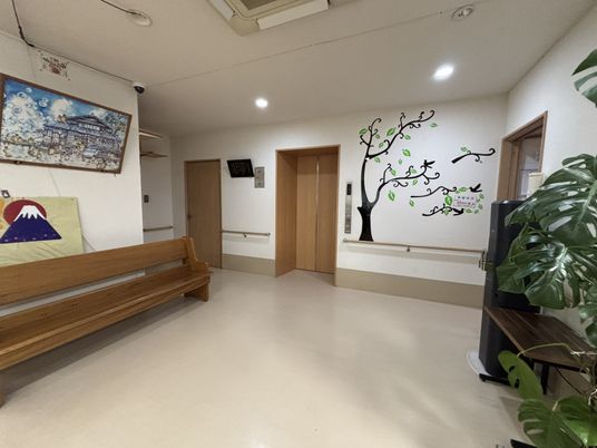 アートが飾られた廊下