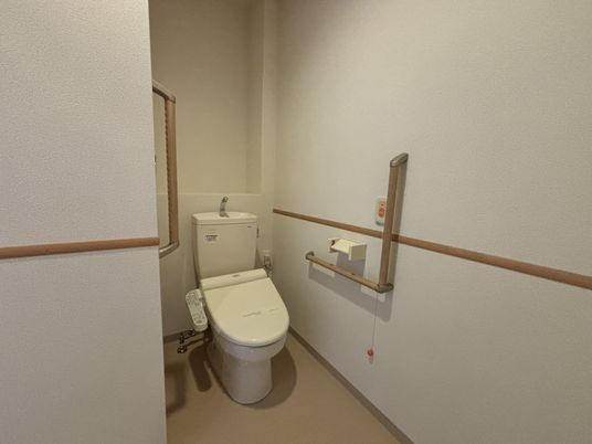 手すり付きのトイレ