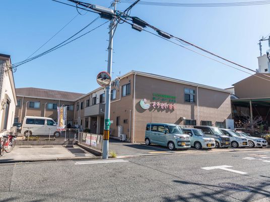 駐車場のある建物の外観