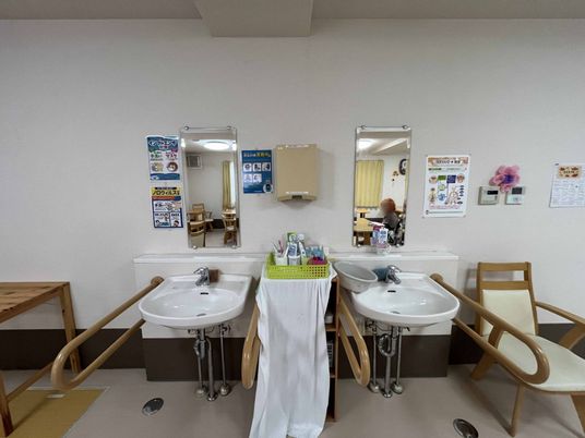 二つの洗面台のある部屋