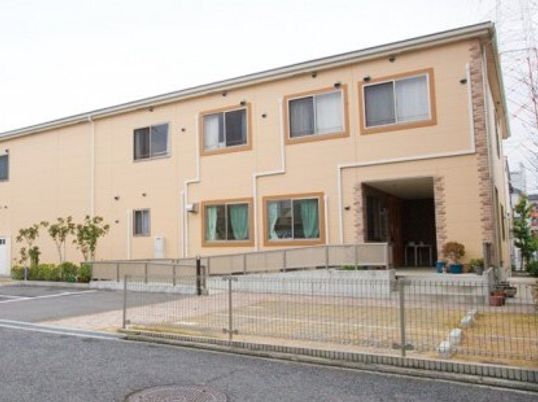 暖色系の外壁の建物