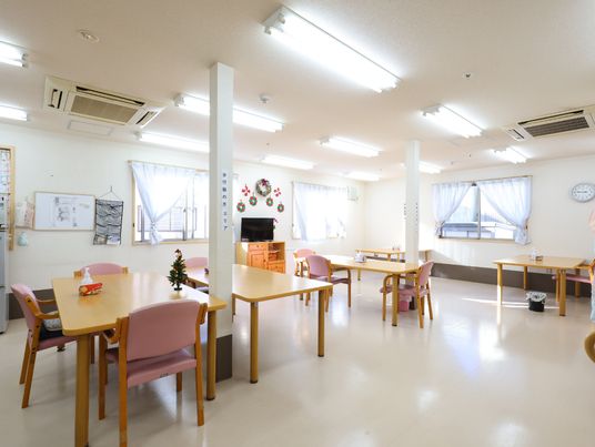 広々とした明るい食堂空間