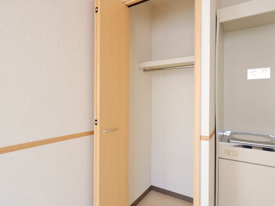 居室のクローゼットと洗面台