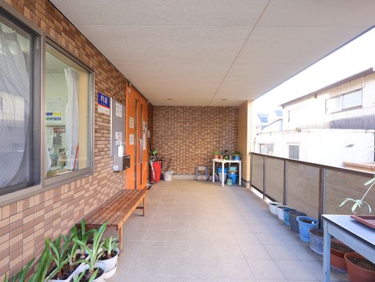 明るい空間のエントランス