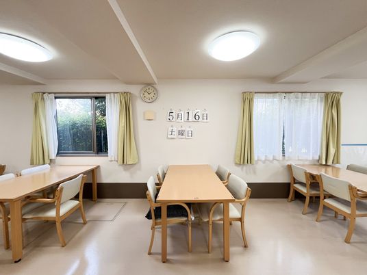明るい空間の食堂