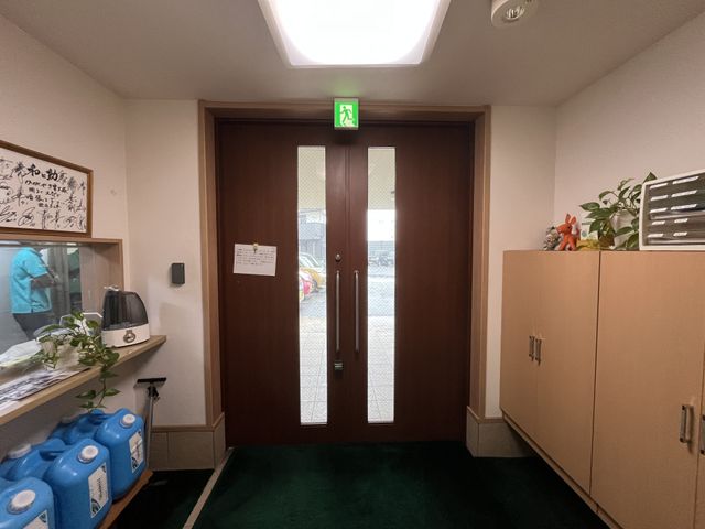 ドア付きエントランス エントランス   明るいエントランスには広いドアがあります。出入りがしやすく、快適な環境を提供します。