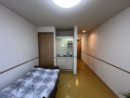 ベッドとキッチンの居室