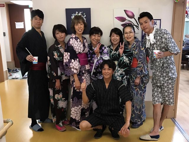 浴衣を着た集合写真 明るい空間で和やかな雰囲気の浴衣姿のスタッフの方たち。イベント時の一体感が求職者にも伝わる光景です。