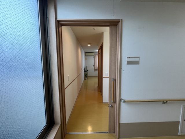長い廊下 廊下 手すりが設置された安全な廊下です。自然光で明るく、歩行が快適に行えます。