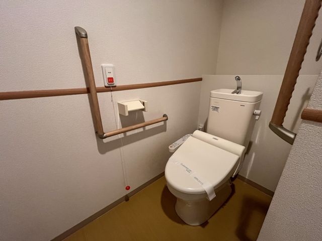 手すり付きの設備がある空間 トイレ 安全を考慮した手すり付の設備で、利用者の方々が安心して利用できる工夫がされています。